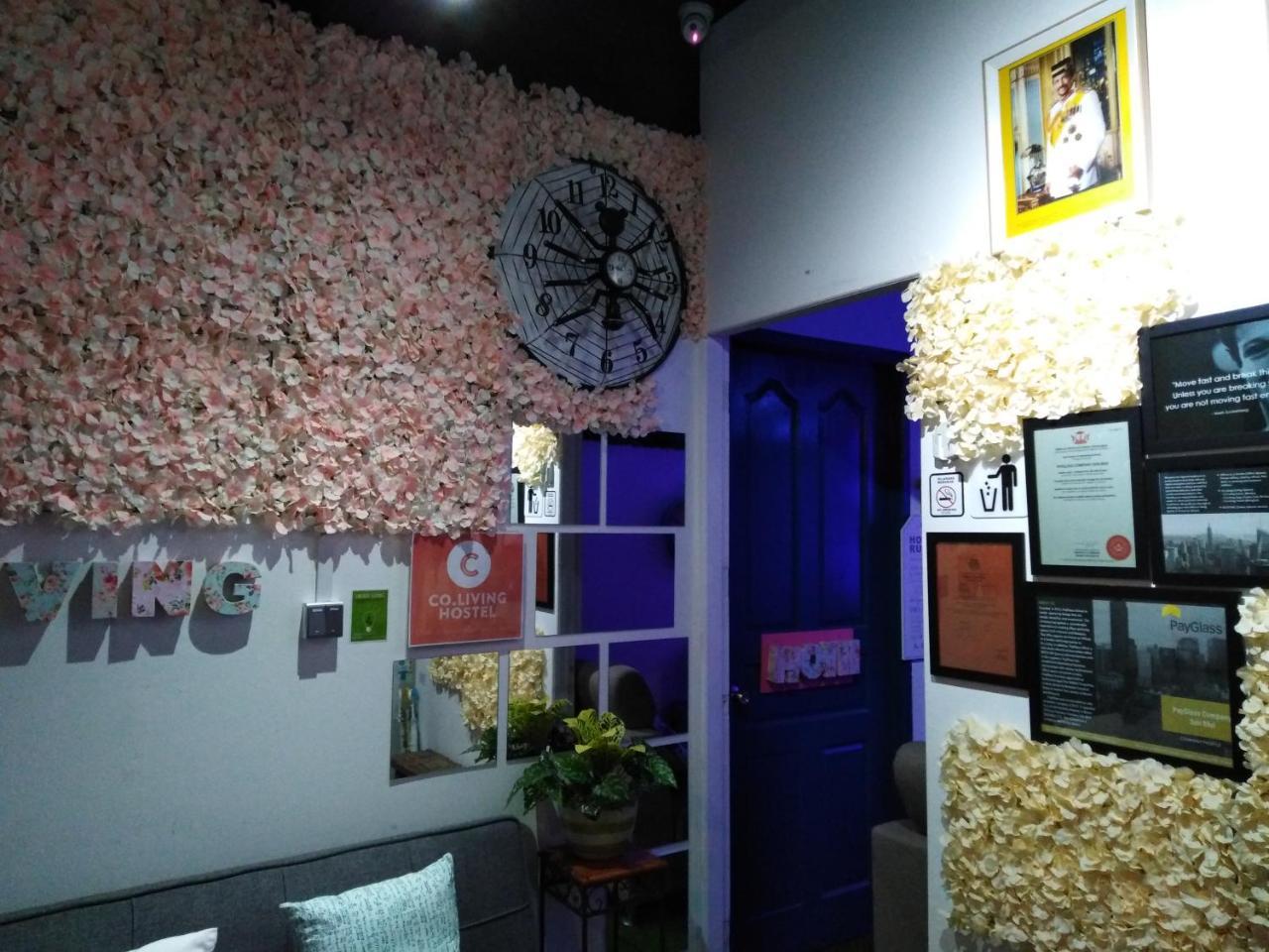 Co.Living Hostel Бандар-Сері-Бегаван Екстер'єр фото